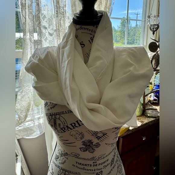 Accessories - Elegant White Scarf